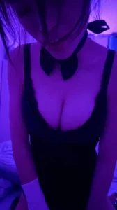 年轻人真会玩！开氛围灯玩变装只为男友操得更凶猛Q禁止内容