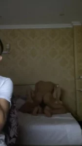 他在旁边撸鸡巴观战！