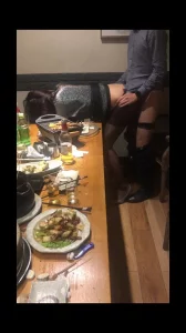 精彩！黑丝老婆被单男们带去饭店